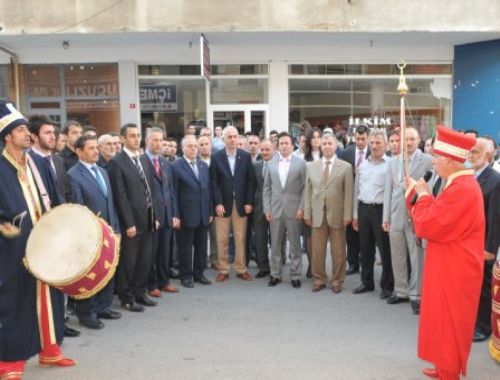 Tuzla İmam Hatip Lisesi MezunlarıDerneği merkezi düzenlenen törenle hizmete açıldı.