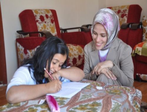 BAŞBAKAN ERDOĞANIN KIZI GÖNÜLLÜ ÖĞRETMEN