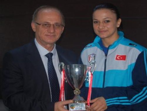 Altın İlçe ye Altın Madalya