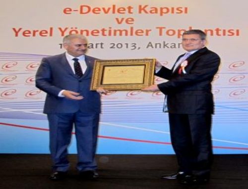 Bakan Yıldırım’dan Pendik Belediye Başkanı’na ödül