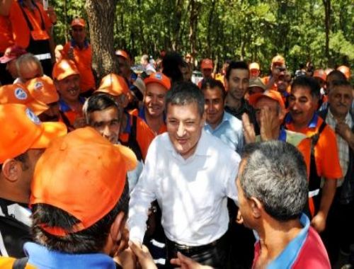 Vatandaş grev zannetti  temizlikçilerin pikniği çıktı