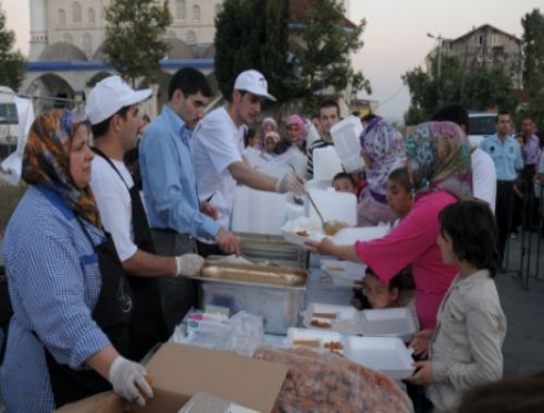 TUZLADA KOMŞULAR İFTARDA BULUŞTU