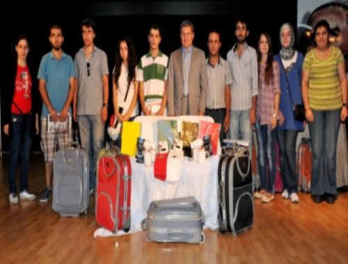 Üniversiteyi kazanan öğrencilere çantaları verildi